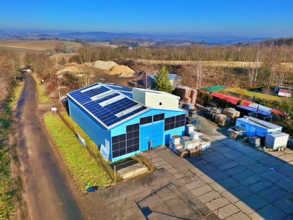 Fotovoltaika 138,98 kWp s baterií na hale v Divišově