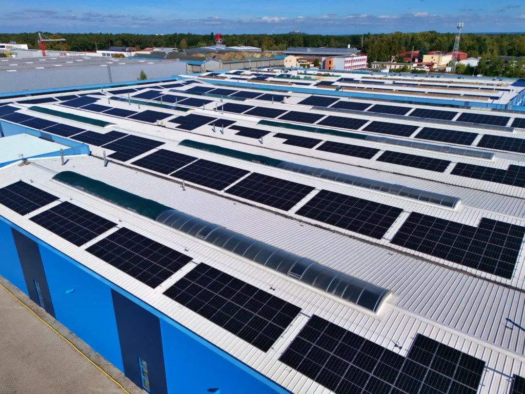 Firemní fotovoltaická elektrárna 805 kWp na střechách výrobních hal