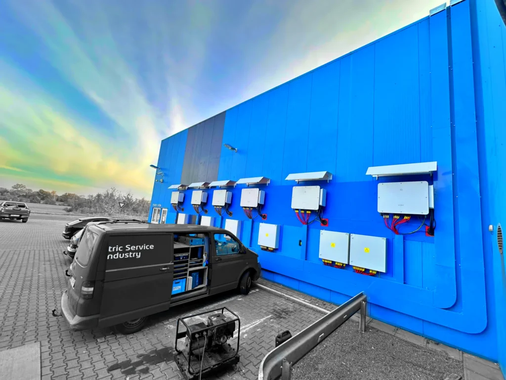 Střídače firemní fotovoltaiky o výkonu 750 kW na fasádě haly