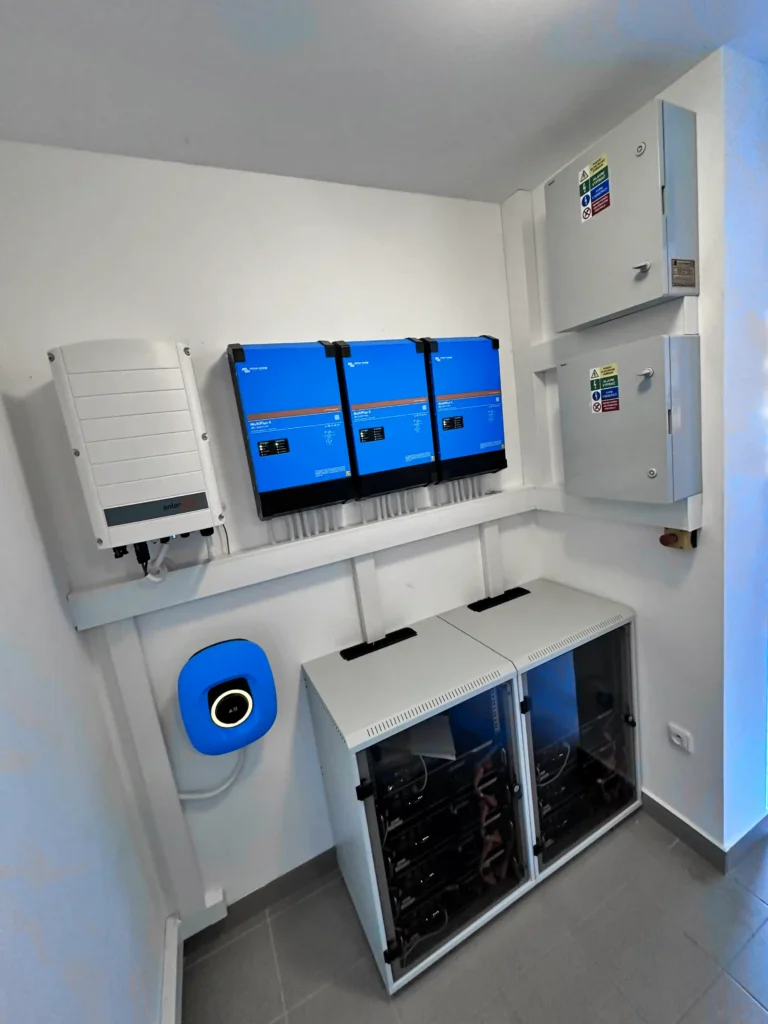 Hybridní střídače Victron Energy a bateriové úložiště v technické místnosti