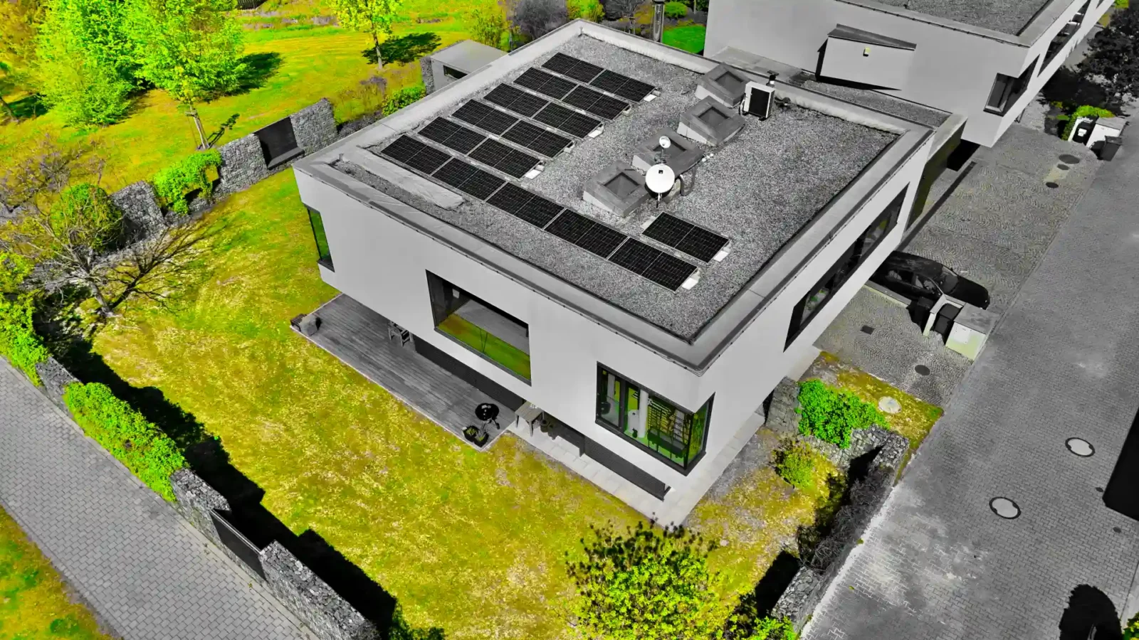 Fotovoltaická elektrárna na ploché střeše v Dolních Břežanech